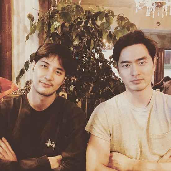 Actor Kim Ji-seok showed off his friendship with Lee Jin-wook.Kim Ji-seok posted a picture of Lee Jin-wook on his instagram on the 29th and wrote Date.In the photo, Kim Ji-seok and Lee Jin-wook sit side by side and have the same posture with their arms folded.Kim Ji-seok and Lee Jin-wook have been breathing in the Drama I need romance 2.Meanwhile, Problematic Man starring Kim Ji-seok will be broadcast for the first time from this day. Lee Jin-wook confirmed his appearance in OCN new Drama Voice 2 scheduled to be broadcast in August.Photo: Kim Ji-seok Instagram