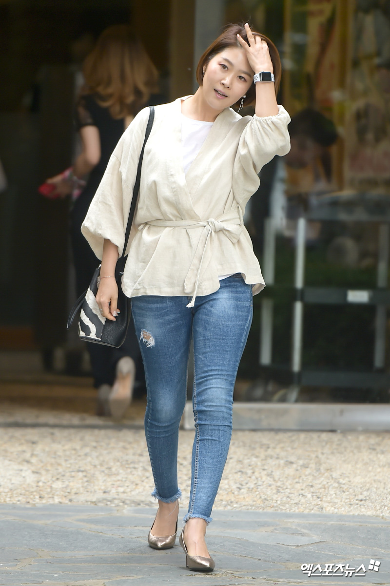 Actor Kim Ji Young, who attended the photo wall event held at a Hotel in Hannam-dong, Seoul on the afternoon of the 29th, is entering.