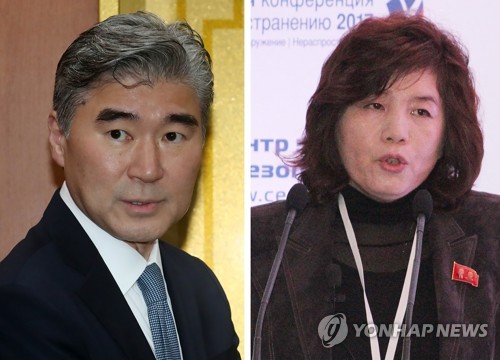 트럼프, 북미 실무회담 확인 "미국팀, 정상회담 준비 위해 북한 도착" (서울=연합뉴스) 도널드 트럼프 미국 대통령은 27일(현지시간) 6·12 북미정상회담 개최 준비를 위한 북미 실무회담이 북측에서 열린 사실을 공식적으로 확인하며 "북한은 언젠가는 경제적으로 위대한 나라가 될 것"이라고 말했다.      사진은 이번 실무회담에 참가한 미국 측 협상단 대표 한국계 성김(왼쪽) 필리핀 주재 미국대사가 지난 2016년 9월 13일 외교부 청사로 들어서는 모습과 최선희 북한 외무성 부상이 지난 2017년 10월 20일 모스크바 비확산회의에 참석한  모습. 2018.5.28 [연합뉴스 자료사진]      photo@yna.co.kr