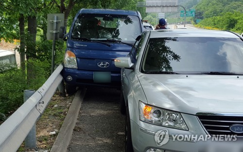 고의사고 내 '간질'운전자 구조 (함안=연합뉴스) 29일 오전 10시 19분 경남 함안군 중부내륙고속도로 칠원 요금소(TG) 부근에서 대구 방향으로 달리던 1t 트럭 운전자 이 모(44) 씨가 '간질'로 기절한 것으로 뒤에서 운전하던 박세훈(45) 씨가 발견해 고의로 차를 막아 대형사고 막았다. 박 씨 쏘나타와 이 씨 트럭.  [창원소방본부 제공=연합뉴스]     image@yna.co.kr