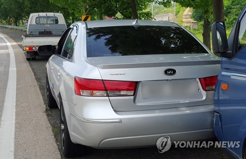 고의사고 내 '간질'운전자 구조 (함안=연합뉴스) 29일 오전 10시 19분 경남 함안군 중부내륙고속도로 칠원 요금소(TG) 부근에서 대구 방향으로 달리던 1t 트럭 운전자 이 모(44) 씨가 '간질'로 기절한 것으로 뒤에서 운전하던 박세훈(45) 씨가 발견해 고의로 차를 막아 대형사고 막았다. 박 씨 쏘나타와 이 씨 트럭.  [창원소방본부 제공=연합뉴스]     image@yna.co.kr