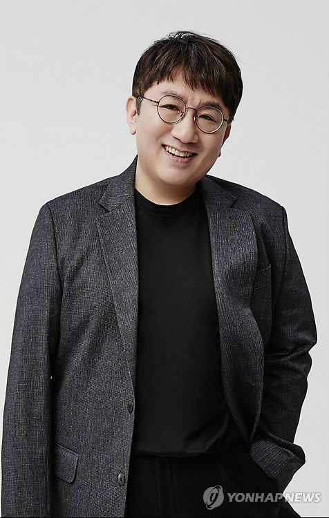 Born in 1972, he graduated from Kyonggi High School and Seoul National University.He grew up in admiring the British pop band Duran Duran and took a statue at the 6th Yoo Jae-ha Music Competition in 1994 and set foot in the music industry.Since then, he has been selected by J. Y. Park and entered JYP Entertainment in 1997 and wrote many hits.Rains debut song Bad Man, god Heavenly Balloon, Baek Ji-young As If Shot, Candy in My Ear, Eight (8eight) No Heart, Park Ji-yoon I Am in Love and 2AM I Cant Die were born at his fingertips.Among them, Like a Shot is a song with a lot of stories.Bang Si-Hyuk is said to have written the song after hearing the prickly advice from J. Y. Park when he was in the midst of a musical slump.Baek Ji-young, who was a dance singer, became a ballad singer in 2006 after I do not love you in 2006, I want to love you in 2007, and I was shot in 2008.According to a survey of North Korean defectors released by Ha Tae-kyung of the Bareunmirae Party in March, this song is also popular in North Korea.Bang Si-Hyuk founded Big Hit Entertainment in 2005 independent of JYP, and in 2010 he appeared as a mentor on MBC TV Star Audition Great Birth and made his name as a deeply vitriolic.He made his BTS debut in 2013 and in five years he has grown them into the worlds best boy group.The government has awarded the Presidential Citation, the highest prize in the cultural exchange and contribution category for overseas advancement, at the 2017 Korea Content Awards awards ceremony.Netmarble is a relative of Chairman Bang Jun-hyuk, and Netmarble has secured a 25.71% stake in Big Hit in April and has become the second largest shareholder.In the first half of the year, BTS World, a live-action cinematic game using BTS images and pictorials, will also be released.Bang Si-Hyuk would ask for a farming campaign not to call himself the father of BTS.Geodi and Baek Ji-young hit song ..BTS to be Presidential Commended