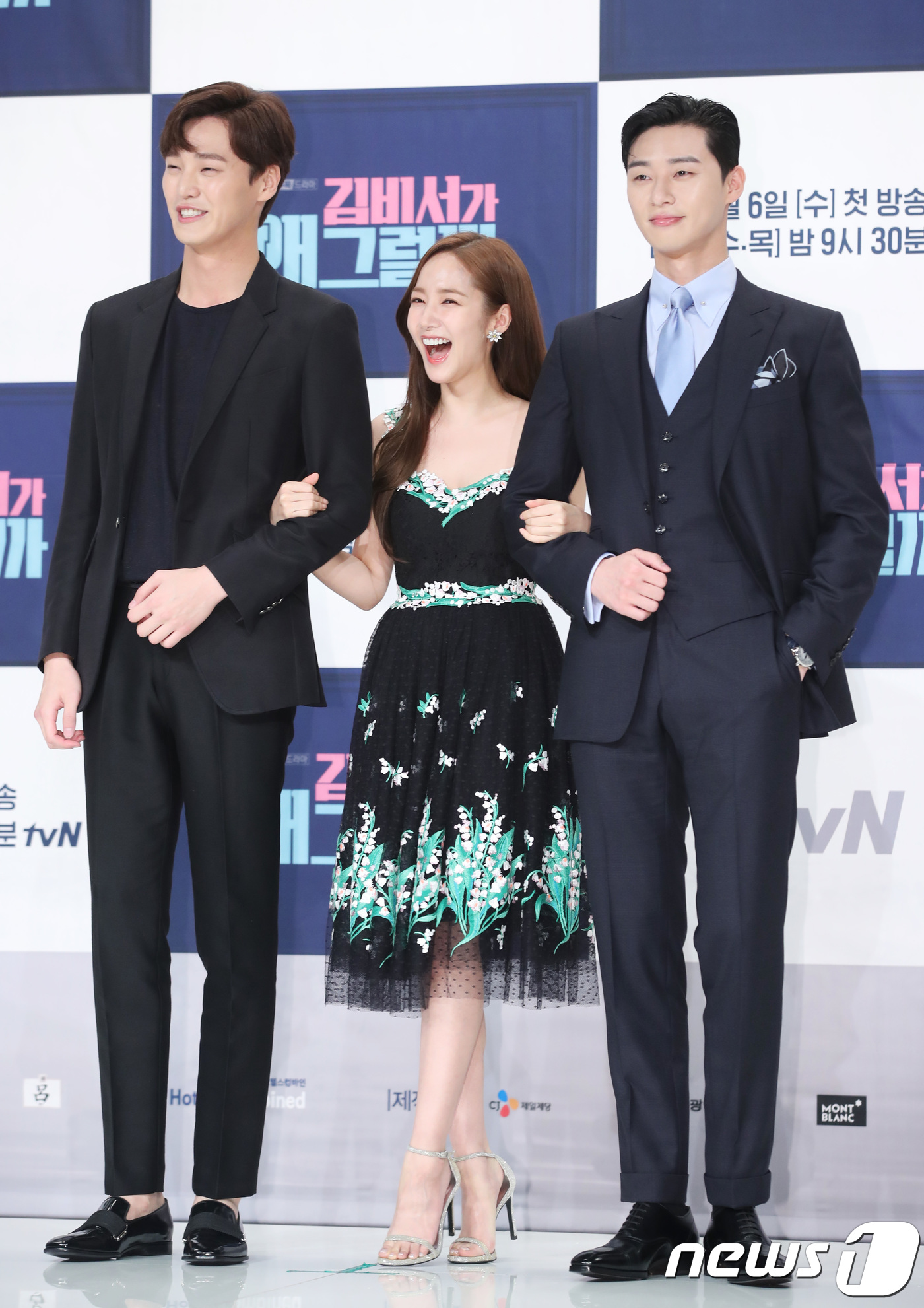 Seoul=) = Actor Lee Tae-hwan (from left), Park Min-young and Park Seo-joon pose at the production presentation of tvNs new tree drama Why is Secretary Kim doing it at Time Square in Yeongdeungpo, Seoul, on the afternoon of the 30th.Why would Secretary Kim do that? is a work that contains Lee Young-joon, vice chairman of Narcissist, who has everything from wealth, face, and skill, but is united with his own troubles, and the ex-soldier romance of Secretary Legend Kim Mi-so, who has fully assisted him.5.30, 2018.