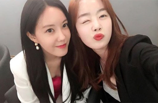 Actor Han Sun-hwa celebrated the birthday of singer Hyomin.Han Sun-hwa posted a self-portrait taken by two people on his SNS on the 30th with the article Happy Birthday to Hyomin sister.In the photo, Hyomin is smiling brightly, and Han Seonhwa is charming with a kiss and a wink.Hyomin seems to have a strong friendship as she is from the girl group T-ara and Han Sun Hwa is from Secret.Hyomin has recently signed a contract with the Surbream Artist Agency and is preparing for a solo comeback.Han Sun-hwa is working as a tea-star from FIESTARR and a beauty program Uppretty MC after the end of Deryls Husband Ojakdu.