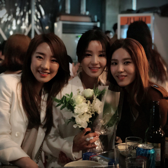 Members from the girl group SeeYa showed off their friendship.Singer Boram Lee posted a photo on his SNS on the 30th with an article entitled I watched it all the time, I was nervous, I was so hard and cool, my best sister.In the photo, Boram Lee posed with Nam Gyu-ri - Kim Yeon-ji, who was with SeeYa.Visiting the VIP premiere of the movie Déj Vu to celebrate Nam Gyu-ri.Im afraid Ill come out of my dream, but Ill go see you twice or three times, Boram Lee said, adding, Love Déj Vu a lot.The group SeeYa, which was joined by three people, made its debut in 2006, and it became very popular with Womans Scent - Crazy Love Song - Love greeting - Will we marry.However, in 2009, Nam Gyu-ri withdrew, and in 2011, Goodbye album You Are Too Nice to Me was officially dismantled.