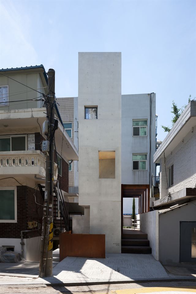 서울 마포구 신수동 한 주택가에 지어진 협소주택 ‘맥스미니움’. 건물 가로 폭이 약 1.9m로 건축가가 설계한 집 중 전국에서 가장 작은 집이다. 박영채 건축사진작가 제공