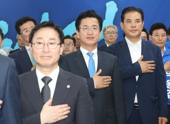 허태정 더불어민주당 대전시장 후보(가운데)가 지난 17일 대전 서구 허후보의 선거사무실에서 열린 선거대책위원회 출범식에서 국민의례를 하고 있다. [뉴스1]