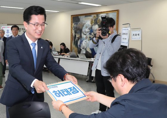 허태정 더불어민주당 대전시장후보가 지난 24일 오전 대전선거관리위원회를 방문해 제7회 전국동시지방선거(6월13일) 대전시장 후보로 등록하고 있다. [뉴스 1]