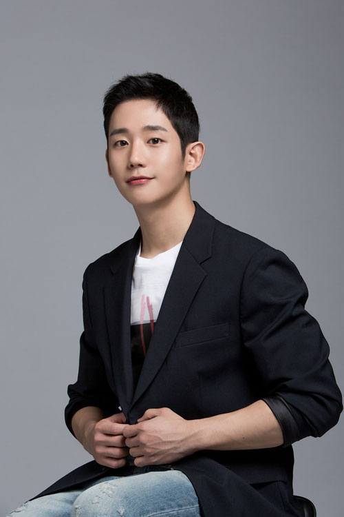 Actor Jung Hae In opened up about the controversy at the Baeksang Arts Awards center.Jung Hae In won the Popular Award at the 54th Baeksang Arts Awards held on the 4th.It was a prize that I could feel his popularity as a top-trend actor after appearing in Beautiful Sister who buys rice well (hereinafter referred to as Beautiful Sister).Especially, it was found that Jung Hae Ins popularity was called and the audience was shouting and he was receiving attention.However, as soon as the good news was reported, the controversy was over.Jung Hae In, who won the popular award at the Baeksang Arts Awards winner Group photo, was in the center among the prominent seniors.If you look at the Baeksang Arts Awards Group photo, the Grand Prize winners will be at the center.The netizens who saw this pointed out that Jung Hae In was unreasonablely greedy for the center, and controversy arose.In this controversy, Jung Hae In said, I received a very excessive award. The popular award was the first time I had a big awards ceremony.So I was overly nervous. 