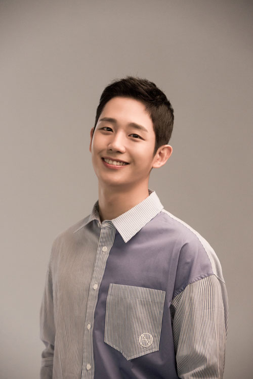 Reality has gone beyond fiction.Actor Jung Hae In and Son Ye-jin have soaked viewers into the story with a natural look like a real couple throughout the Pretty Sister airing.Jung Hae In appeared as a younger couple with Son Ye-jin in JTBCs Beautiful Sister who buys rice well (hereinafter referred to as Beautiful Sister), which was recently concluded, and painted a realistic love affair every time.Jung Hae In recalled the first meeting before meeting Son Ye-jin and Couple, saying he was surprised to see Son Ye-jins first impression.I was surprised to see Son Ye-jin, who was so sensitive, so timid, and so scary. It was furry, simple, and laughable.I feel comfortable with all the staff on the scene, and I think I learned a lot of these things on the spot. Jung Hae In, who challenged her first melodrama with her pretty sister, said, I was worried because I was burdened with working with Meloquin Son Ye-jin as her first partner.Youre famous for your melodies, and youre different. Its a lot of meaning, but its a lot of pressure, and its heavy shoulders.I am the first drama star, and I am inexperienced, but Son Ye-jin has a career, but I was worried that my lack of experience would cause the cracks of the tower to fall.It is seen in the early acting. After the filming, he texted me: Haine, you are Seo Jun-hee itself, so if it is awkward, do it as you like, if you like it.This was a powerful word throughout the shoot, text-captured and watched throughout the shoot, and I felt my skin respecting myself as a person, leaving my junior, the other Actor.I think thats why I got a good breath.Jung Hae In and Son Ye-jin showed the end of real love by drawing the process of somethings going on between them and love between the younger brother and sister.There have been several stories about whether the two people are actually dating because the realistic side is emphasized rather than the fantasy element.Jung Hae In also mentioned this in the real world.