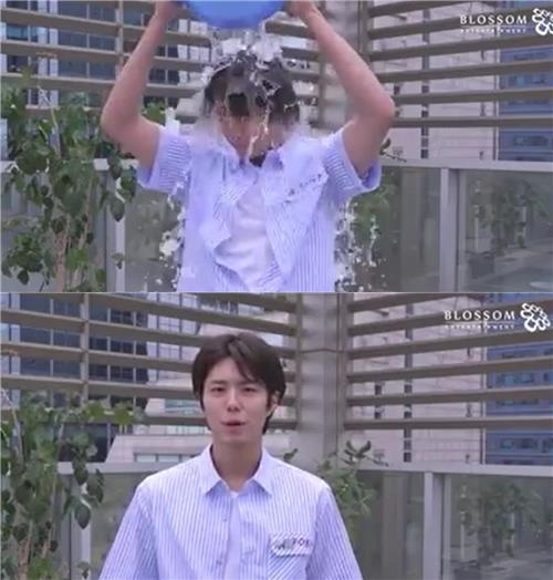 Actor Park Bo-gum joins Ice bucket challengePark Bo-gum agency Bluthum Entertainment posted a video on its official Facebook page on the 30th of Park Bo-gum joining Ice bucket challenge.I hope that many people will gather warm hearts and cheers and be conveyed with great hope.I would like to ask for your continued interest and support, and I would like to support the construction of the Lou Gehrig Hospital for those who have Lou Gehrigs disease. Thank you.I will support the Lou Gehrig Hospital for the safe completion of the hospital, he said.Earlier, singer Sean announced the start of the Ice bucket challenge, pointing to Daniel Henney, Park Bo-gum and Girls Generation swimming.Park Bo-gum also named actors Lee Joon-hyuk, Yeo Jin-goo and Kwak Dong-yeon as the next batters.On the other hand, Ice bucket challenge was first launched in the United States in 2014 to raise interest in Lou Gehrigs disease and collect donations. Sean of Jinusean started the 2018 Ice bucket challenge to build the first Lou Gehrig Hospital in Korea on the 29th.