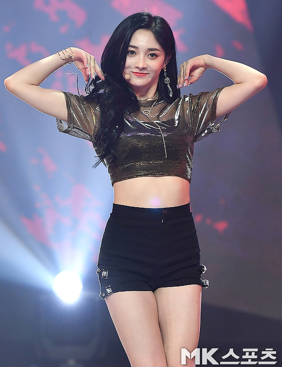 Show Champion live broadcasting stage was held at Ilsan MBC Dream Center on the 30th.Girl group Pristin V member Juhard hardening is performing on the Show Champion stage.