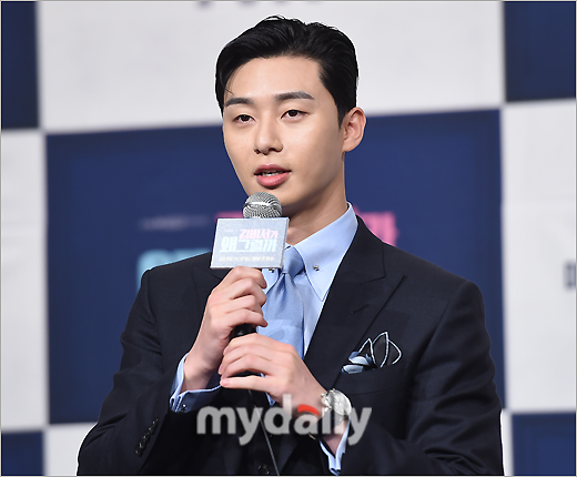 Why is Kim secretary? Park Seo-joon told Lee Tae-hwans brother and brother chemistry.Actors Park Seo-joon, Park Min-young, Lee Tae-hwan and Park Jun-hwa attended the presentation of the cable channel tvN new Drama Why is Kim Secretary at Time Square in Yeongdeungpo, Seoul on the afternoon of the 30th.Lee Tae-hwan was actually born in 1995, but he smiled humbly about appearing as a 35-year-old and Park Seo-joons brother.In this regard, Park said, I met for the first time, but the physical was more brother than me. Kee, big, and foot were bigger than me.I was born in 95 years, but I wanted to be expressed because I was my brother. I first saw the reading day and thought it was like my brother. Meanwhile, Why would Kim do that is a perfect romance between Lee Young-joon (Park Seo-joon), a vice chairman who is united with his self-love, and Kim Mi-so (Park Min-young), a secretary who fully assists him.The first broadcast at 9:30 pm on the 6th of next month.
