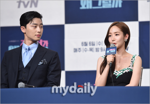 Why is Secretary Kim doing it? Park Seo-joon and Park Min-young come to viewers with the original and high synchro rates.On the afternoon of the 30th, cable channel tvN new drama Why is Kim Secretary at the Time Square in Yeongdeungpo, Seoul, Actor Park Seo-joon, Park Min-young, Lee Tae-hwan, Park and Joon Hwa attended the presentation.The original web novel of Why is Kim Secretary? has gained popularity with 50 million views.The novel-based webtoon also has a cumulative inquiry of 200 million views and a subscription of 4.88 million, and is popular and loved.It is a new work by Park and Joon Hwa, who directed the original drama Why is Kim Secretary doing it, Lets do a ceremony and This is the first time this life.Park, director Joon Hwa, said of the point of view of the work, I think it is good to compare the synchro rate with the original work.It would be fun to see each others changes in the relationship between the vice chairman and the secretary.I think it will be fun to change the position of the two people as it progresses in the form of melodies, he said. When I became a lover, I think it would be fun to think that the role would change.I think it is very difficult to express comedy and seriousness and coolness together, Park Seo-joon and Park Min-young said.Park Seo-joon is an actor who is good at preparing and expressing because of his high character immersion.Park Min-young has a tone that goes beyond, but he has been thinking about the role of Legend secretary while taking the center well and expressing it well.Park Seo-joon, who plays a perfectionist and a self-loving character in the play, said, I greeted him about a year ago with his work Ssam, My Way.It can be the same genre if it is played in genre, but the criteria of selection of works itself were more stories and characters than genres.Lee Yeongjuns role is also the original, but it has come to me very attractively. He also recalled his military days about chemistry with Park Min-young and said, I watched the high kick that Park Min-young came out when I was in the army.High Kick was done in the first year of college, and since then, he had a good impression.I thought I would like to work together at a similar age, but this time it was a good opportunity. Park Min-young said, I also thought that I wanted to breathe once as a person who had seen Park Seo-joons Youth Police, Ssam, My Way.I think it is an actor who has a natural acting ability while faithfully playing his role. I think that the word Rocco artisan is not a bad thing. Park Seo-joon shows affection and confidence in the work and says, If the audience rating exceeds 10%, I think morning coffee is essential for the workers because we are drama based on the office.I will provide coffee tea to some office. Why would Secretary Kim do that is a romance for the outgoing mill of Lee Yeongjun, a vice president who is perfect but united with self-love, and the secretary-general Legend Kim Mi-so, who fully assists him.The first broadcast at 9:30 pm on the 6th of next month.