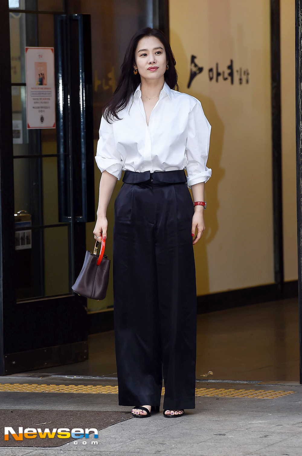 KBS 2TV monthly drama The Miracle We Met Party with staff was held at a restaurant in Cheongdam-dong, Gangnam-gu, Seoul on the afternoon of May 29th.This day ~ is posing.kim hye-jin