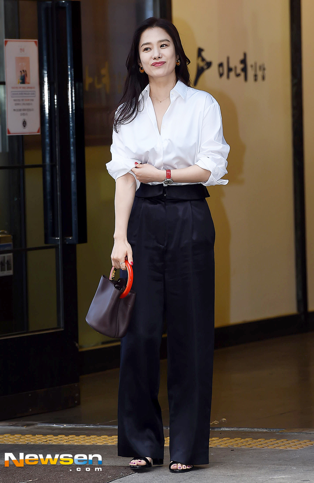 KBS 2TV monthly drama The Miracle We Met Party with staff was held at a restaurant in Cheongdam-dong, Gangnam-gu, Seoul on the afternoon of May 29th.This day ~ is posing.kim hye-jin