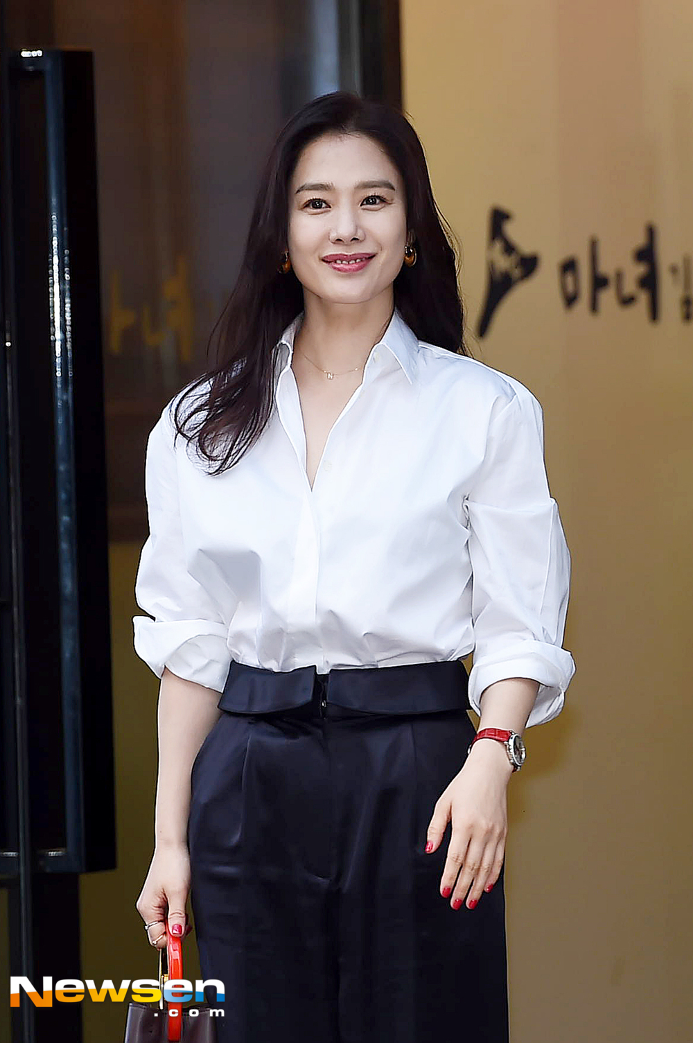 KBS 2TV monthly drama The Miracle We Met Party with staff was held at a restaurant in Cheongdam-dong, Gangnam-gu, Seoul on the afternoon of May 29th.This day ~ is posing.kim hye-jin