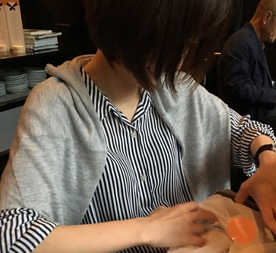 Jung Yu-mis lovely current situation has been revealed.Actor Jung Yu-mi posted a daily photo on his instagram on May 30th.In the photo, Jung Yu-mi is making something with a playful look at a restaurant, and the lovely visual that stands out even if the face is half covered attracts attention.kim ye-eun