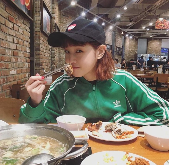The lovely routine of Park Bo Ram has been revealed.Singer Park Bo Ram posted a photo on his instagram on May 30 with an article entitled Shabushabu!!!The photo shows Park Bo Ram, who wore a hat and tracksuit and visited the restaurant; even in his natural outfit, Shining Park Bo Rams beauty is impressive.kim myeong-mi