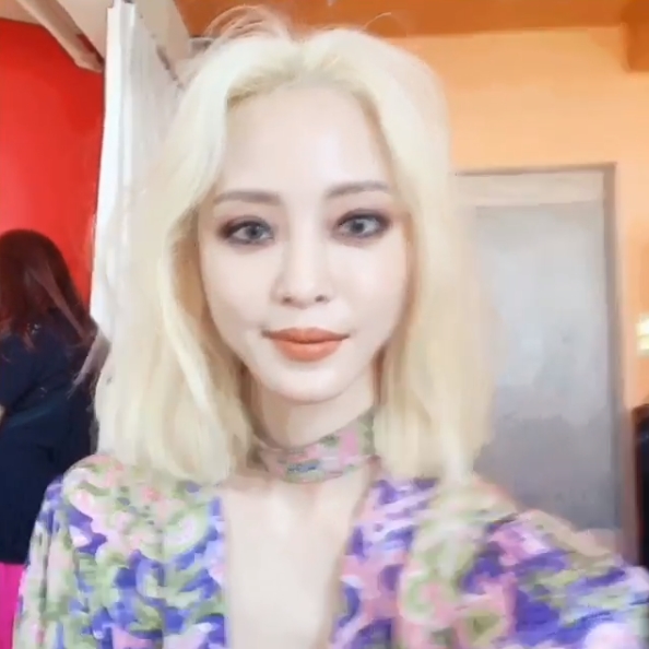 Han Ye-seul shows off doll Beautiful looksHan Ye-seul released a short video on his Instagram on May 30; the video featured Han Ye-seul, who was getting makeup.Han Ye-seuls look captivates the eye with her sensational make-up on her unconventional platinum hair style.The netizens are admiring that It is like a real doll, It is like a face made by God, and Blonde will fit so well.pear hyo-ju