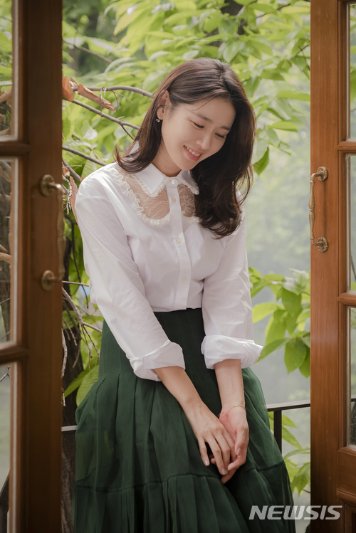 In this Pretty Sister, which is a return to the house theater for five years after the KBS 2TV monthly drama Shark in 2013, Son Ye-jin wanted to express how the lovers in the reality of love and love are kissing, skinning and what kind of expression they have with acting.The viewers were immersed in this effort.Son Ye-jin said, I think it is because I showed a real melodrama in everyday life, meeting in the playground in front of the house, meeting in the car, meeting in the theater, and eating the same rice in the same place, without saying nice things in a cool place like normal drama or movie.I think the viewers sympathized with me, saying, I did it too, and Oh, I want to love you, in a scene where a unique and everyday love comes out. The empathy of Son Ye-jin played a big role in forming this audience consensus. The grievances of working women, which Son Ye-jin showed, especially empathized.A working woman changes shoes into sneakers, and our actress wears high heels, throws them off when she gets in the car, and then goes home in sneakers.I felt that there was a sense of reality at the point where the high heels were worn because ordinary women would have to be formal even though their feet were sick when they wore high heels. I also understood the atmosphere of the Alcoholic drink that I did not experience. Going Alcoholic drink is honestly an Alcoholic drink.I have to eat pork belly, but it is not Alcoholic drink of one subordinate and one new employee who cares if the alcohol is dropped or the meat is baked.I also have a feeling of unspoken pressure to go even though I dont want to go to Alcoholic drink, and I thought that it would be too real even if I had not experienced it.This experience, indirectly, was fun and very new.When she played Jin-ah, who is reconciling with her mother, Mi-yeon (Hae-yoen Gil), who opposed her love affair with Jun-hee, her unique empathy was also demonstrated.I understand this mother character, Mi-yeon, and there are many mothers around, and Mi-yeon thinks its a character that shows her mother who cant hate to hate.The last thing that moved me most was when Mi-yeon told Jin-ah that he was sorry. In fact, parents want their children to be good.But for a child, it was fear and pain. Mi-yeon told Jin-ah to live in a one-way way, and she would be happy as a result. No.But Mi-yeon sets it as happiness and takes it in Jessie and drags Jina.I cried a lot when I saw this scene because of the feelings between my mother and my daughter, who all knew. Son Ye-jin is not able to send Jin-ah away as easily as he understands all of Jin-ahs situation: How easy will you send it, I think the afterlife will last long.In fact, I have so much emotion that it is difficult to explain what kind of lust remains, and I usually think that I want to rest because the drama scene is so hard.But this time, it is a shame that it ends. Again, its Son Ye-jins year-round.Because he is an actor with a long life, he will spend his time well and Son Ye-jin will transform again in the fall movie Movie - The Negotiation.Police Department Crisis Movie - Movie of The Negotiation Team - The Negotiation plays Chae Yun - and will prove it.I am an actor who believes and sees in the field other than melodrama.