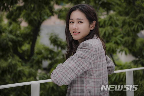In this Pretty Sister, which is a return to the house theater for five years after the KBS 2TV monthly drama Shark in 2013, Son Ye-jin wanted to express how the lovers in the reality of love and love are kissing, skinning and what kind of expression they have with acting.The viewers were immersed in this effort.Son Ye-jin said, I think it is because I showed a real melodrama in everyday life, meeting in the playground in front of the house, meeting in the car, meeting in the theater, and eating the same rice in the same place, without saying nice things in a cool place like normal drama or movie.I think the viewers sympathized with me, saying, I did it too, and Oh, I want to love you, in a scene where a unique and everyday love comes out. The empathy of Son Ye-jin played a big role in forming this audience consensus. The grievances of working women, which Son Ye-jin showed, especially empathized.A working woman changes shoes into sneakers, and our actress wears high heels, throws them off when she gets in the car, and then goes home in sneakers.I felt that there was a sense of reality at the point where the high heels were worn because ordinary women would have to be formal even though their feet were sick when they wore high heels. I also understood the atmosphere of the Alcoholic drink that I did not experience. Going Alcoholic drink is honestly an Alcoholic drink.I have to eat pork belly, but it is not Alcoholic drink of one subordinate and one new employee who cares if the alcohol is dropped or the meat is baked.I also have a feeling of unspoken pressure to go even though I dont want to go to Alcoholic drink, and I thought that it would be too real even if I had not experienced it.This experience, indirectly, was fun and very new.When she played Jin-ah, who is reconciling with her mother, Mi-yeon (Hae-yoen Gil), who opposed her love affair with Jun-hee, her unique empathy was also demonstrated.I understand this mother character, Mi-yeon, and there are many mothers around, and Mi-yeon thinks its a character that shows her mother who cant hate to hate.The last thing that moved me most was when Mi-yeon told Jin-ah that he was sorry. In fact, parents want their children to be good.But for a child, it was fear and pain. Mi-yeon told Jin-ah to live in a one-way way, and she would be happy as a result. No.But Mi-yeon sets it as happiness and takes it in Jessie and drags Jina.I cried a lot when I saw this scene because of the feelings between my mother and my daughter, who all knew. Son Ye-jin is not able to send Jin-ah away as easily as he understands all of Jin-ahs situation: How easy will you send it, I think the afterlife will last long.In fact, I have so much emotion that it is difficult to explain what kind of lust remains, and I usually think that I want to rest because the drama scene is so hard.But this time, it is a shame that it ends. Again, its Son Ye-jins year-round.Because he is an actor with a long life, he will spend his time well and Son Ye-jin will transform again in the fall movie Movie - The Negotiation.Police Department Crisis Movie - Movie of The Negotiation Team - The Negotiation plays Chae Yun - and will prove it.I am an actor who believes and sees in the field other than melodrama.