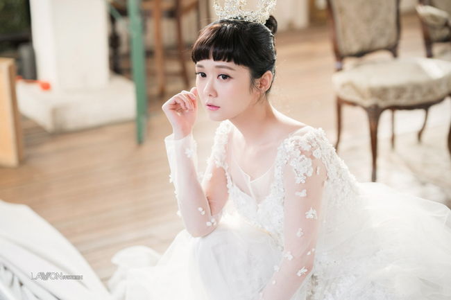 Actor Jang Na-ra proved the goddess of pure white in a Wedding Dress pictorial that reveals the neatness of different dignity.Jang Na-ra recently took a photo shoot in a Wedding Dress of various styles in the June issue of Monthly Wedding 21.In the public picture, he admired the Wedding Dress perfectly with his unrivaled neatness.In the shoot, Jang Na-ra revealed four kinds of Wedding Dresses based on the concept of world-renowned Actor Audrey Hepburn style, expressing four colors of charm from elegant - glamor - charm - cutie.It is a reaction that the appearance of Jang Na-ra, who used the hairstyle, accessories, and flowers prepared by the florist as props for each Wedding Dress, was beautifully created as a work beyond the picture.First of all, Jang Na-ra focused his attention on the simple Dress of the boat neck, which showed the neckline and the feminine clavicle.In a concise Wedding Dress with several silver decorations on the sleeves and the line next to the Dress, the bangs were lowered and tied lightly together, and the tiara was slightly raised to further double the I Musici of the jangnara.Jang Na-ra then boldly exposed her shoulders with a mermaid-style tube top Wedding Dress with colorful beads and embroidery embroidered throughout the Dress, emphasizing femininity.Jang Na-ra, who had her bangs down in a bang style and matched bold earrings, added a dazzling Goddess smile to create perfection.In addition, Jang Na, wearing a Wedding Dress with a delicate See through Race, completed an alluring atmosphere with a dreamy look.The See through race with flower decorations on the shoulders and sleeves maximized the bright and neat feeling of Jang Na-ra.In addition, Jang Na-ra wore a one-piece minimal Wedding Dress, tied up briefly, and equipped with accessories made of mesh, highlighting her lovelyness.At the time of shooting the picture, Jang Na-ra appeared in front of the camera with Audrey Hepburn style completely transformed, and the atmosphere of the scene was hot.Whenever Jang Na-ra changes into each Wedding Dress, the staffs say, There is no goddess, and Jang Na-ra is the back door that captures those who actively take pictures with poses and facial expressions suitable for each Dress.It was a photo shoot that gave off the charm that Jang had not shown in the meantime in line with the Wedding Dress, said an official at Jang Na-ras agency. Please check out Jang Na-ra, who completed the wedding picture professionally.rawon culture provision