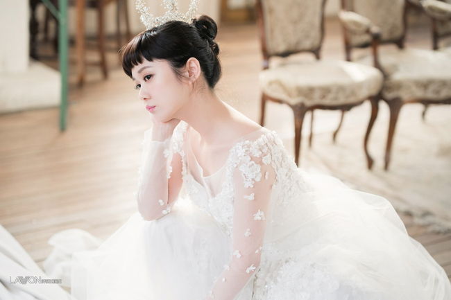 Actor Jang Na-ra proved the goddess of pure white in a Wedding Dress pictorial that reveals the neatness of different dignity.Jang Na-ra recently took a photo shoot in a Wedding Dress of various styles in the June issue of Monthly Wedding 21.In the public picture, he admired the Wedding Dress perfectly with his unrivaled neatness.In the shoot, Jang Na-ra revealed four kinds of Wedding Dresses based on the concept of world-renowned Actor Audrey Hepburn style, expressing four colors of charm from elegant - glamor - charm - cutie.It is a reaction that the appearance of Jang Na-ra, who used the hairstyle, accessories, and flowers prepared by the florist as props for each Wedding Dress, was beautifully created as a work beyond the picture.First of all, Jang Na-ra focused his attention on the simple Dress of the boat neck, which showed the neckline and the feminine clavicle.In a concise Wedding Dress with several silver decorations on the sleeves and the line next to the Dress, the bangs were lowered and tied lightly together, and the tiara was slightly raised to further double the I Musici of the jangnara.Jang Na-ra then boldly exposed her shoulders with a mermaid-style tube top Wedding Dress with colorful beads and embroidery embroidered throughout the Dress, emphasizing femininity.Jang Na-ra, who had her bangs down in a bang style and matched bold earrings, added a dazzling Goddess smile to create perfection.In addition, Jang Na, wearing a Wedding Dress with a delicate See through Race, completed an alluring atmosphere with a dreamy look.The See through race with flower decorations on the shoulders and sleeves maximized the bright and neat feeling of Jang Na-ra.In addition, Jang Na-ra wore a one-piece minimal Wedding Dress, tied up briefly, and equipped with accessories made of mesh, highlighting her lovelyness.At the time of shooting the picture, Jang Na-ra appeared in front of the camera with Audrey Hepburn style completely transformed, and the atmosphere of the scene was hot.Whenever Jang Na-ra changes into each Wedding Dress, the staffs say, There is no goddess, and Jang Na-ra is the back door that captures those who actively take pictures with poses and facial expressions suitable for each Dress.It was a photo shoot that gave off the charm that Jang had not shown in the meantime in line with the Wedding Dress, said an official at Jang Na-ras agency. Please check out Jang Na-ra, who completed the wedding picture professionally.rawon culture provision