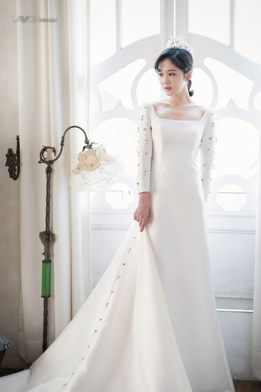 Actor Jang Na-ra proved the goddess of pure white in a Wedding Dress pictorial that reveals the neatness of different dignity.Jang Na-ra recently took a photo shoot in a Wedding Dress of various styles in the June issue of Monthly Wedding 21.In the public picture, he admired the Wedding Dress perfectly with his unrivaled neatness.In the shoot, Jang Na-ra revealed four kinds of Wedding Dresses based on the concept of world-renowned Actor Audrey Hepburn style, expressing four colors of charm from elegant - glamor - charm - cutie.It is a reaction that the appearance of Jang Na-ra, who used the hairstyle, accessories, and flowers prepared by the florist as props for each Wedding Dress, was beautifully created as a work beyond the picture.First of all, Jang Na-ra focused his attention on the simple Dress of the boat neck, which showed the neckline and the feminine clavicle.In a concise Wedding Dress with several silver decorations on the sleeves and the line next to the Dress, the bangs were lowered and tied lightly together, and the tiara was slightly raised to further double the I Musici of the jangnara.Jang Na-ra then boldly exposed her shoulders with a mermaid-style tube top Wedding Dress with colorful beads and embroidery embroidered throughout the Dress, emphasizing femininity.Jang Na-ra, who had her bangs down in a bang style and matched bold earrings, added a dazzling Goddess smile to create perfection.In addition, Jang Na, wearing a Wedding Dress with a delicate See through Race, completed an alluring atmosphere with a dreamy look.The See through race with flower decorations on the shoulders and sleeves maximized the bright and neat feeling of Jang Na-ra.In addition, Jang Na-ra wore a one-piece minimal Wedding Dress, tied up briefly, and equipped with accessories made of mesh, highlighting her lovelyness.At the time of shooting the picture, Jang Na-ra appeared in front of the camera with Audrey Hepburn style completely transformed, and the atmosphere of the scene was hot.Whenever Jang Na-ra changes into each Wedding Dress, the staffs say, There is no goddess, and Jang Na-ra is the back door that captures those who actively take pictures with poses and facial expressions suitable for each Dress.It was a photo shoot that gave off the charm that Jang had not shown in the meantime in line with the Wedding Dress, said an official at Jang Na-ras agency. Please check out Jang Na-ra, who completed the wedding picture professionally.rawon culture provision