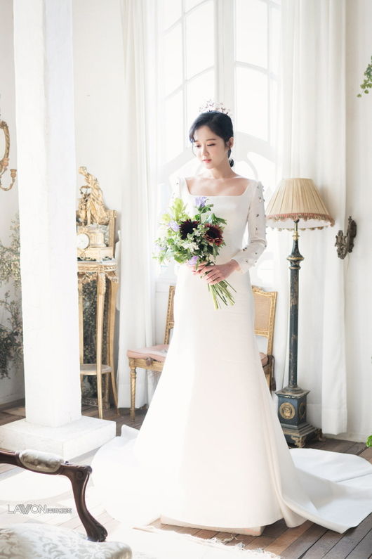 Actor Jang Na-ra proved the goddess of pure white in a Wedding Dress pictorial that reveals the neatness of different dignity.Jang Na-ra recently took a photo shoot in a Wedding Dress of various styles in the June issue of Monthly Wedding 21.In the public picture, he admired the Wedding Dress perfectly with his unrivaled neatness.In the shoot, Jang Na-ra revealed four kinds of Wedding Dresses based on the concept of world-renowned Actor Audrey Hepburn style, expressing four colors of charm from elegant - glamor - charm - cutie.It is a reaction that the appearance of Jang Na-ra, who used the hairstyle, accessories, and flowers prepared by the florist as props for each Wedding Dress, was beautifully created as a work beyond the picture.First of all, Jang Na-ra focused his attention on the simple Dress of the boat neck, which showed the neckline and the feminine clavicle.In a concise Wedding Dress with several silver decorations on the sleeves and the line next to the Dress, the bangs were lowered and tied lightly together, and the tiara was slightly raised to further double the I Musici of the jangnara.Jang Na-ra then boldly exposed her shoulders with a mermaid-style tube top Wedding Dress with colorful beads and embroidery embroidered throughout the Dress, emphasizing femininity.Jang Na-ra, who had her bangs down in a bang style and matched bold earrings, added a dazzling Goddess smile to create perfection.In addition, Jang Na, wearing a Wedding Dress with a delicate See through Race, completed an alluring atmosphere with a dreamy look.The See through race with flower decorations on the shoulders and sleeves maximized the bright and neat feeling of Jang Na-ra.In addition, Jang Na-ra wore a one-piece minimal Wedding Dress, tied up briefly, and equipped with accessories made of mesh, highlighting her lovelyness.At the time of shooting the picture, Jang Na-ra appeared in front of the camera with Audrey Hepburn style completely transformed, and the atmosphere of the scene was hot.Whenever Jang Na-ra changes into each Wedding Dress, the staffs say, There is no goddess, and Jang Na-ra is the back door that captures those who actively take pictures with poses and facial expressions suitable for each Dress.It was a photo shoot that gave off the charm that Jang had not shown in the meantime in line with the Wedding Dress, said an official at Jang Na-ras agency. Please check out Jang Na-ra, who completed the wedding picture professionally.rawon culture provision