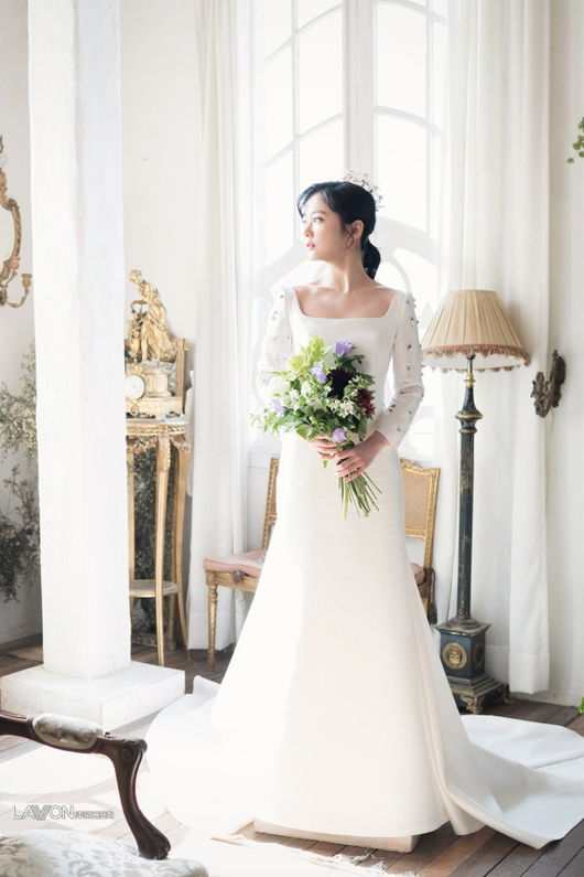 Actor Jang Na-ra proved the goddess of pure white in a Wedding Dress pictorial that reveals the neatness of different dignity.Jang Na-ra recently took a photo shoot in a Wedding Dress of various styles in the June issue of Monthly Wedding 21.In the public picture, he admired the Wedding Dress perfectly with his unrivaled neatness.In the shoot, Jang Na-ra revealed four kinds of Wedding Dresses based on the concept of world-renowned Actor Audrey Hepburn style, expressing four colors of charm from elegant - glamor - charm - cutie.It is a reaction that the appearance of Jang Na-ra, who used the hairstyle, accessories, and flowers prepared by the florist as props for each Wedding Dress, was beautifully created as a work beyond the picture.First of all, Jang Na-ra focused his attention on the simple Dress of the boat neck, which showed the neckline and the feminine clavicle.In a concise Wedding Dress with several silver decorations on the sleeves and the line next to the Dress, the bangs were lowered and tied lightly together, and the tiara was slightly raised to further double the I Musici of the jangnara.Jang Na-ra then boldly exposed her shoulders with a mermaid-style tube top Wedding Dress with colorful beads and embroidery embroidered throughout the Dress, emphasizing femininity.Jang Na-ra, who had her bangs down in a bang style and matched bold earrings, added a dazzling Goddess smile to create perfection.In addition, Jang Na, wearing a Wedding Dress with a delicate See through Race, completed an alluring atmosphere with a dreamy look.The See through race with flower decorations on the shoulders and sleeves maximized the bright and neat feeling of Jang Na-ra.In addition, Jang Na-ra wore a one-piece minimal Wedding Dress, tied up briefly, and equipped with accessories made of mesh, highlighting her lovelyness.At the time of shooting the picture, Jang Na-ra appeared in front of the camera with Audrey Hepburn style completely transformed, and the atmosphere of the scene was hot.Whenever Jang Na-ra changes into each Wedding Dress, the staffs say, There is no goddess, and Jang Na-ra is the back door that captures those who actively take pictures with poses and facial expressions suitable for each Dress.It was a photo shoot that gave off the charm that Jang had not shown in the meantime in line with the Wedding Dress, said an official at Jang Na-ras agency. Please check out Jang Na-ra, who completed the wedding picture professionally.rawon culture provision