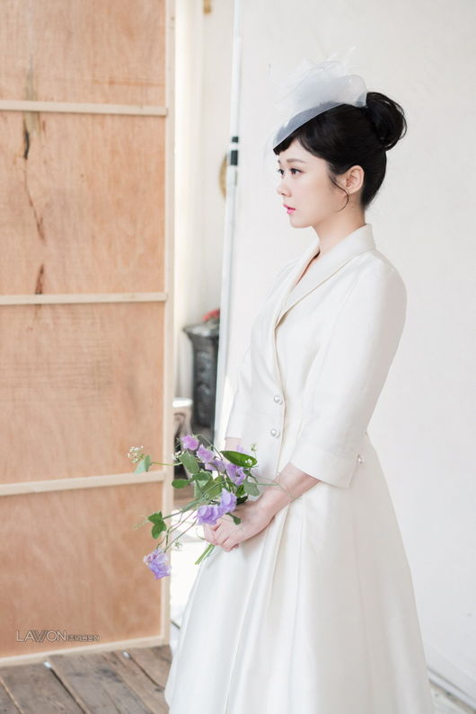 Actor Jang Na-ra proved the goddess of pure white in a Wedding Dress pictorial that reveals the neatness of different dignity.Jang Na-ra recently took a photo shoot in a Wedding Dress of various styles in the June issue of Monthly Wedding 21.In the public picture, he admired the Wedding Dress perfectly with his unrivaled neatness.In the shoot, Jang Na-ra revealed four kinds of Wedding Dresses based on the concept of world-renowned Actor Audrey Hepburn style, expressing four colors of charm from elegant - glamor - charm - cutie.It is a reaction that the appearance of Jang Na-ra, who used the hairstyle, accessories, and flowers prepared by the florist as props for each Wedding Dress, was beautifully created as a work beyond the picture.First of all, Jang Na-ra focused his attention on the simple Dress of the boat neck, which showed the neckline and the feminine clavicle.In a concise Wedding Dress with several silver decorations on the sleeves and the line next to the Dress, the bangs were lowered and tied lightly together, and the tiara was slightly raised to further double the I Musici of the jangnara.Jang Na-ra then boldly exposed her shoulders with a mermaid-style tube top Wedding Dress with colorful beads and embroidery embroidered throughout the Dress, emphasizing femininity.Jang Na-ra, who had her bangs down in a bang style and matched bold earrings, added a dazzling Goddess smile to create perfection.In addition, Jang Na, wearing a Wedding Dress with a delicate See through Race, completed an alluring atmosphere with a dreamy look.The See through race with flower decorations on the shoulders and sleeves maximized the bright and neat feeling of Jang Na-ra.In addition, Jang Na-ra wore a one-piece minimal Wedding Dress, tied up briefly, and equipped with accessories made of mesh, highlighting her lovelyness.At the time of shooting the picture, Jang Na-ra appeared in front of the camera with Audrey Hepburn style completely transformed, and the atmosphere of the scene was hot.Whenever Jang Na-ra changes into each Wedding Dress, the staffs say, There is no goddess, and Jang Na-ra is the back door that captures those who actively take pictures with poses and facial expressions suitable for each Dress.It was a photo shoot that gave off the charm that Jang had not shown in the meantime in line with the Wedding Dress, said an official at Jang Na-ras agency. Please check out Jang Na-ra, who completed the wedding picture professionally.rawon culture provision