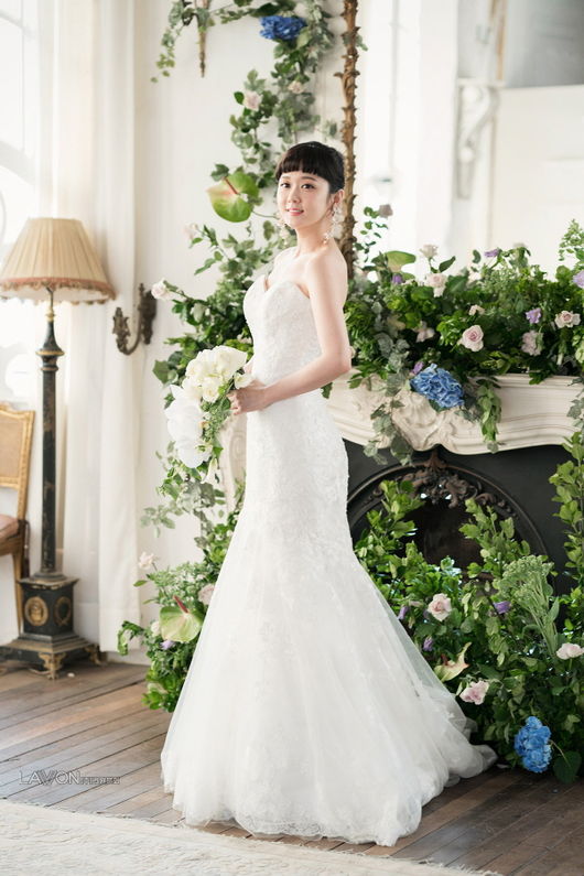 Actor Jang Na-ra proved the goddess of pure white in a Wedding Dress pictorial that reveals the neatness of different dignity.Jang Na-ra recently took a photo shoot in a Wedding Dress of various styles in the June issue of Monthly Wedding 21.In the public picture, he admired the Wedding Dress perfectly with his unrivaled neatness.In the shoot, Jang Na-ra revealed four kinds of Wedding Dresses based on the concept of world-renowned Actor Audrey Hepburn style, expressing four colors of charm from elegant - glamor - charm - cutie.It is a reaction that the appearance of Jang Na-ra, who used the hairstyle, accessories, and flowers prepared by the florist as props for each Wedding Dress, was beautifully created as a work beyond the picture.First of all, Jang Na-ra focused his attention on the simple Dress of the boat neck, which showed the neckline and the feminine clavicle.In a concise Wedding Dress with several silver decorations on the sleeves and the line next to the Dress, the bangs were lowered and tied lightly together, and the tiara was slightly raised to further double the I Musici of the jangnara.Jang Na-ra then boldly exposed her shoulders with a mermaid-style tube top Wedding Dress with colorful beads and embroidery embroidered throughout the Dress, emphasizing femininity.Jang Na-ra, who had her bangs down in a bang style and matched bold earrings, added a dazzling Goddess smile to create perfection.In addition, Jang Na, wearing a Wedding Dress with a delicate See through Race, completed an alluring atmosphere with a dreamy look.The See through race with flower decorations on the shoulders and sleeves maximized the bright and neat feeling of Jang Na-ra.In addition, Jang Na-ra wore a one-piece minimal Wedding Dress, tied up briefly, and equipped with accessories made of mesh, highlighting her lovelyness.At the time of shooting the picture, Jang Na-ra appeared in front of the camera with Audrey Hepburn style completely transformed, and the atmosphere of the scene was hot.Whenever Jang Na-ra changes into each Wedding Dress, the staffs say, There is no goddess, and Jang Na-ra is the back door that captures those who actively take pictures with poses and facial expressions suitable for each Dress.It was a photo shoot that gave off the charm that Jang had not shown in the meantime in line with the Wedding Dress, said an official at Jang Na-ras agency. Please check out Jang Na-ra, who completed the wedding picture professionally.rawon culture provision