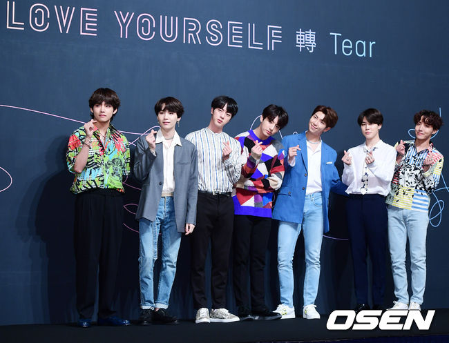 Group BTS was hit by a double slope to top Billboards 200 and top Billboards Hot 100 10.United States of America foreign media is paying attention to the growth of BTS and focusing on Kpops scalability.BTS ranked #1 on the Billboards 200 with its third regular album LOVE YOURSELF Tear on the 27th (local time), and #10 on the Billboards Hot 100 with its title song Fake Love on the 29th.It is the highest record collected by the Kpop group.To illustrate the difference between the Billboards Hot 100 and the Billboards 200, the Billboards Hot 100 is a music chart and the Billboards 200 is a music chart.In other words, BTS is emerging as a rising star in United States of America, collecting a lot of sound sources and music.It can be seen that it has surpassed the index of simple fandom and has reached popularity.Is it because of the unprecedented performance of Billboards Hot 100 10th and Billboards 200 1st place?The Billboards Music Awards Top Social Artist Award Award for the second consecutive year, the first Million Sellers, and the music video 100 million views in nine days, are relatively less weighty, so the global momentum of BTS is enough to guess.United States of America foreign media also began to focus on BTS and Kpop in general.They are analyzing why Korean music and sound recordings, which are unfamiliar to them, are the top performers in the United States of America music market. (BTS favourite) is also a major event for the entire world of music, Billboards Kpop columnist Jeff Bridges Benjamin told CNN.At the United States of America, which has the largest music industry in World, it shows that good music is ready to listen to songs with an open mind, even if it is not an English song. Jeff Bridges Benjamin said, Kpop has been attacked for a long time as there is no depth and commercial factory music, but BTS has set new standards by making songs and putting messages. They are talking much more. Grammy also said on the 29th, Koreas superstar group is taking control of the North American charts and is shaking up the status of Kpop. Through songs, dances and music videos that tell their stories, they are receiving deeper support from the United States of America society.BTS is original, he wrote in a rave review.Even in the country, their spirit remains: President Moon Jae-in sent a congratulatory message to BTS, saying: By BTS, Korean pop music has taken a step further towards the World stage.We are able to sympathize with life, love, dreams and pain with the young people of World in the language of music called K-POP of our young people. We support BTS dream of becoming the most influential singer in World.DB, CNN broadcast screen, Moon Jae-in president SNS