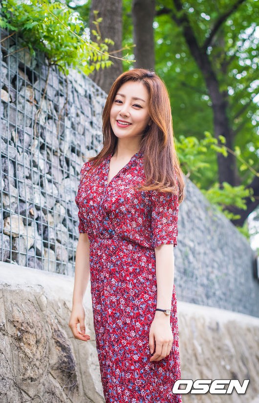 Actor Oh Na-ra was interviewed at the office of Hapjeong-dong, Seoul.Meanwhile, Oh Na-ra revealed she has been dating Boy Friend for 20 years.In an interview with the womens magazine Woman Sense, she told her 20-year-old love story with Boy Friend, who she had been dating since her early 20s. I can get married if I want to.But I dont think marriage meant much to our relationship. Its a family, Cider.It is more important to dream what to do and how to live together than marriage. 
