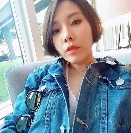On the 30th, Shin Bong-sun posted a photo on his instagram with an article entitled # busan # working and playing # 1 other pair # Eunjeong # Asoowar.In the open photo, Shin Bong-sun is sitting on the sofa wearing a blue jacket and staring at the camera.The netizens responded that they were really pretty and please enjoy vacation for a longer time later.