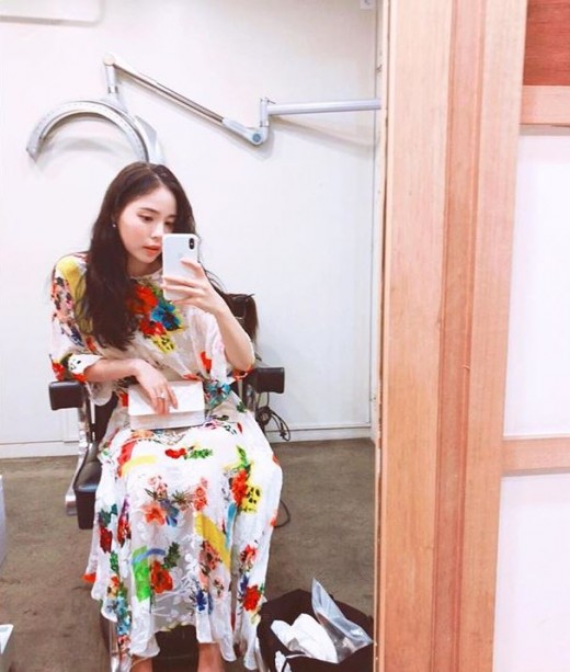 Actor Min Hyo-rinnns watery beautiful looks have been unveiled.Min Hyo-rinnn posted a picture on his 29th day with an article Today on his instagram.Min Hyo-rinn is wearing a flower-printing One Piece and emits a pure charm.Min Hyo-rinnn, who has long hair hanging and reveals feminine charm, draws attention to his beautiful look after marriage.