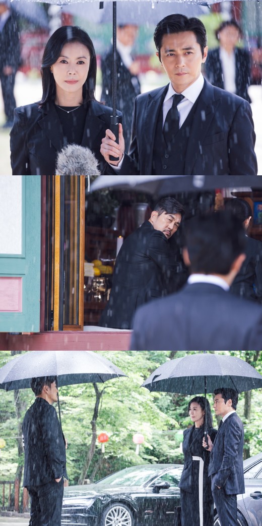 The powerful enemy appeared to Suits Jang Dong-gun.In the KBS2 drama Suits (played by Kim Jung-min and directed by Kim Jin-woo), which will be broadcast on the 30th, there will be a confrontation between Kim Yeong-ho, Kim Moon-hee and Miniforce Seok.The photo released ahead of the broadcast showed Miniforce Seok Kang Ha-yeon (Jin Hee-kyung) visiting a funeral at the temple on the day of the rain.The style, which is tailored from head to toe black, creates a solemn yet intense atmosphere.The most obvious thing is the power structure between the three. Kang Ha-yeon and Miniforce are currently leading the strong & han as representatives and aces, respectively.As shown, the two are watching the fleet table with one umbrella shared.On the other hand, Ham is the one who made Gang & Ham with Kang Hae-yeon, but he is now stepping down from Gang & Ham due to unfavorable events.In the standpoint of Kang Ha-yeon and Miniforce, Ham Dae-pyo is a figure who appeared to shake gang & han.On the other hand, Kang Ha-yeon and Miniforce are the enemies who want to come back to Kang and Ham, and they do not want to put Kang and Ham in their hands.It is natural that the power structure is divided like this, and with this exciting power structure, the charisma and expressive power of the three actors who bring it to life is impressed.The full-fledged appearance of Ham Dae-pyo, which led to the change in the three-dimensional characters in the swirling Gang & Ham and Gang & Ham can be seen in the 11th Suits broadcast at 10 pm today (30th).