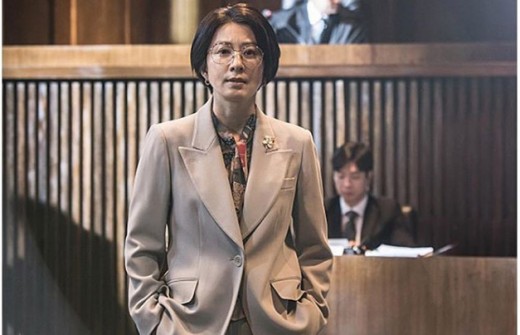 Actor Kim Hee-ae drew attention with her unconventional styling.On the 30th, Kim Hee-ae posted a picture on his instagram with an article entitled Time Travel. #HerStory #Retro Fashion #Kim Hee-ae.Kim Hee-ae in the public photo reveals the girl crush with short cut hair that I have never seen before.In particular, Kim Hee-ae, who completed an intellectual image with a loose fit suit and glasses, is radiating charisma that can not be tolerated.Meanwhile, Kim Hee-ae is about to release the movie HerStory in June.