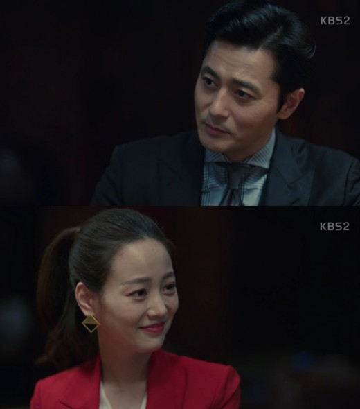 Jang Dong-gun issued a bloody warning to Son Yeo-eun.On KBS2s Suits, which aired on the 30th, Moon Hee (Son Yeo-eun) hinted at Kang Suk, I dont think Im afraid that Im holding your weakness, after learning that Park Hyung-sik is a fraud.Moon Hee also laughed at Kang Suk, who put a big picture on his mouth, saying, I have admired Choi for this reason.Kang Suk said, I do not need respect, thats it.If you tell anyone about Ko Yeon-woo after today, you will lose everything you had before, as well as what Kim Byeon wants to have in the future. 