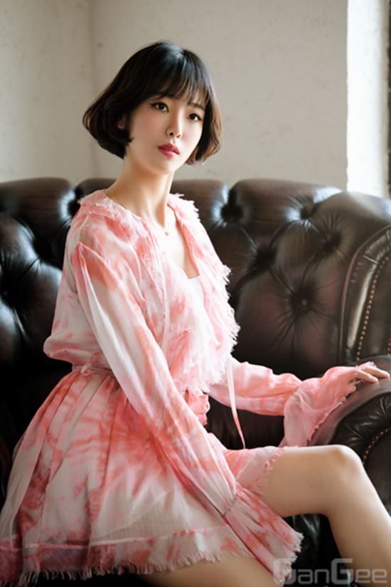 Actor Ko Won-hee transformed into a cute and lovely doll through the June issue of the Korean Wave entertainment fashion magazine GanGee (Kanji).Ko Won-hee completed the doll picture with the concept of not a doll with cutie, sexy, elegance and lovely four-color charm.In an interview with the photo shoot, Ko Won-hee told the story of acting.I didnt have any burden (on acting), and I liked being able to try the parts I hadnt seen in my previous Drama through my role.I have never challenged a comic genre, but I was worried that I could express the enlightened parts because I was usually gentle. (Hahaha)Ko Won-hee confirmed the appearance of Yoon Sang in KBS 2TVs new tree Drama Your House Helper.Career woman and dried fish woman in the drama will be able to emit the charm of the double.My friend, Yoon Sang, is the opposite of my tendency.I always value peoples gaze, and in some ways I like to decorate and decorate, and I think the director casts it because it is a character with a part that touches me secretly.Were all coordinating with our fellow actors how to make a character, so please look forward to it.I can tell you that the part I am talking about is the advantage and disadvantage, but when I see it through the broadcasting media, my image is broken, it seems cold and there is a wall, but if you actually meet and talk a little, it will break down.Ive heard a lot of things about charm and funnyness, and Im a little bit more than I thought, so look cute.More information on the interview with actor Ko Won-hee can be found in the June issue of GanGee.Photo = Gandhi