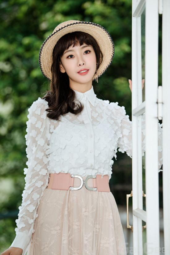 Actor Ko Won-hee transformed into a cute and lovely doll through the June issue of the Korean Wave entertainment fashion magazine GanGee (Kanji).Ko Won-hee completed the doll picture with the concept of not a doll with cutie, sexy, elegance and lovely four-color charm.In an interview with the photo shoot, Ko Won-hee told the story of acting.I didnt have any burden (on acting), and I liked being able to try the parts I hadnt seen in my previous Drama through my role.I have never challenged a comic genre, but I was worried that I could express the enlightened parts because I was usually gentle. (Hahaha)Ko Won-hee confirmed the appearance of Yoon Sang in KBS 2TVs new tree Drama Your House Helper.Career woman and dried fish woman in the drama will be able to emit the charm of the double.My friend, Yoon Sang, is the opposite of my tendency.I always value peoples gaze, and in some ways I like to decorate and decorate, and I think the director casts it because it is a character with a part that touches me secretly.Were all coordinating with our fellow actors how to make a character, so please look forward to it.I can tell you that the part I am talking about is the advantage and disadvantage, but when I see it through the broadcasting media, my image is broken, it seems cold and there is a wall, but if you actually meet and talk a little, it will break down.Ive heard a lot of things about charm and funnyness, and Im a little bit more than I thought, so look cute.More information on the interview with actor Ko Won-hee can be found in the June issue of GanGee.Photo = Gandhi