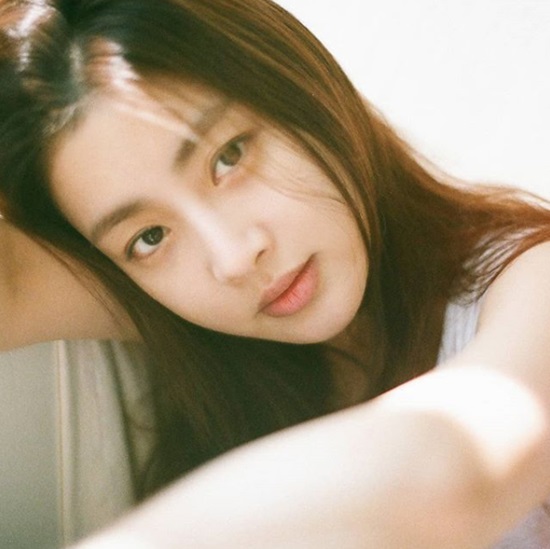 Actor Kang So-ra reveals neat minkKang So-ra posted a picture on her Instagram on Thursday, where Kang So-ra is staring at the screen with her face leaning against her arm.Kang So-ra is a modest face with no dark make-up, adding a neat charm: its similar to the everyday photos released earlier, but its a different atmosphere, which attracts Eye-catching.Meanwhile, Kang So-ra will appear in the movie Heungbok Dong, which is scheduled to open.Photo: Kang So-ra SNS