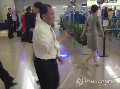 北김영철, 베이징 경유해 방미 예정…북미 고위급 회담할듯 (베이징 AP=연합뉴스) 북한 김영철(가운데) 노동당 대남담당 부위원장 겸 통일전선부장이 29일 베이징 서우두 공항에 도착, 이동하고 있다. 김영철 부장은 이날 베이징을 경유해 미국으로 건너가 마이크 폼페이오 미국 국무장관과 만나 북미간 고위급 회담을 할 것으로 예상된다. lkm@yna.co.kr
