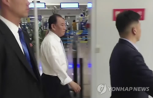 지난 29일 북한 김영철(가운데) 노동당 대남담당 부위원장 겸 통일전선부장이 29일 베이징 서우두 공항에 도착해 걸어가고 있다. 김 부장은 이날 오전 10시께 고려항공 JS151편을 타고 베이징에 도착했으며, 30일 오후 1시 뉴욕행 중국 국제항공 CA981 항공편 탑승객 명단에 이름을 올린 것으로 확인됐다. [AP=연합뉴스 자료사진]