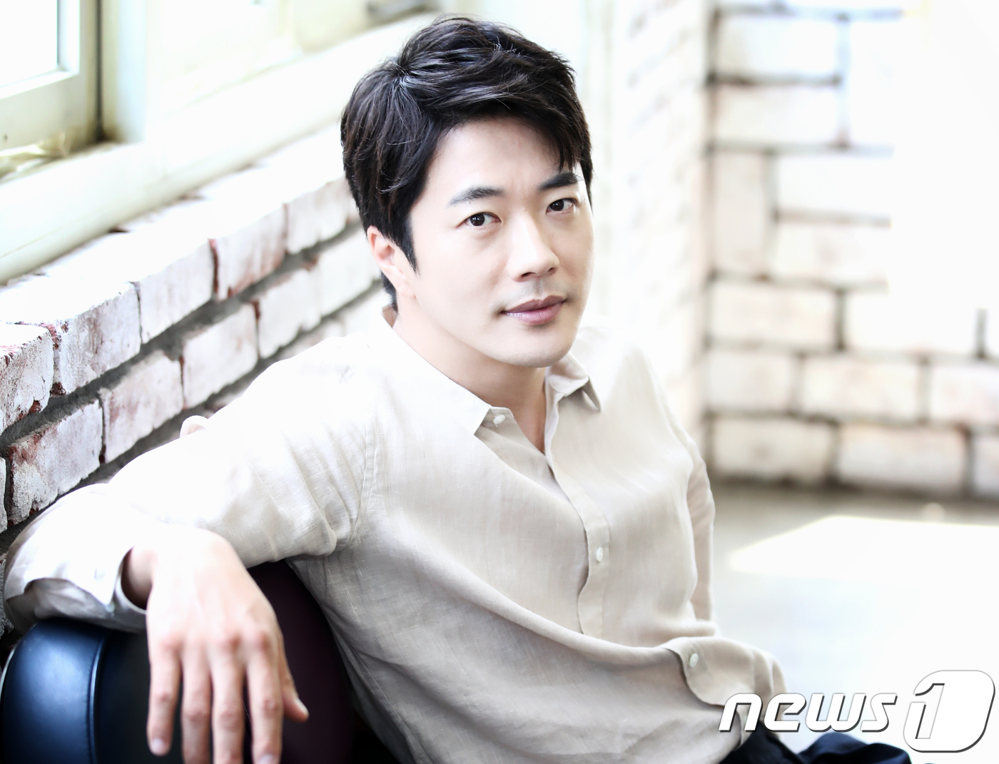 Kwon Sang-woo promised in an interview with a cafe in Samcheong-dong, Jongno-gu, Seoul on 31st, I will run on the screen to become the second Jung Woo-sung and the second Ha Jung-woo next year.The reason he is so attached to screen activity is because of the children.Kwon Sang-woo said: When (now) is an opportunity, lets find me, work hard when youre body and environment, thats the time, and I know that kids are also actors.Rockhee also came to play at the scene of Monk: The Bigginning and Monk: Returns - sometimes children hear about their dads, even if they dont say anything.I want to protect it to some extent, he said. I want to show that my dad is working hard and working hard. He also said he is going on his own way to draw a picture.The job of actor is not a car, and human beings are all old, and at some point I become a person who does not find people, and I am worried about such a time. I want to see my child grow up quickly and become a mature person, but my mother is older and sick. There are many ironies.I hope that someday I will disappear beautifully. How will I do my work before that? I want to do my best when I move young and well. Kwon Sang-woo sold a comic book in the drama and played the role of Sherlock Deokhoo Kang Dae-man, who opened the first Monk office in Korea with the soul mystery combo Noh Tae-soo.Monk: Returns is a comic crime mystery drama depicting the work of Kang Dae-man (Kwon Sang-woo) and Roh Tae-soo (Sung Dong-il), who were commissioned for the first official case after the opening of the Monk office, solving the labyrinth case.After Kwon Sang-woo and Seongdong-il, who played in the first episode Monk: The Bigginning, Lee Kwang-soo joined the role of a woman who is a member of Mensa and a cyber investigator but now runs a cyber-It will be released on June 13th.