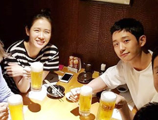 The Japan award-winning vacation of Son Ye-jin and Jung Hae In has been spotted.On the 30th, an official of the production of Bobs is attracting attention by posting a group photo of Pretty Sister team celebrating the success of the drama in Japan Sapporo on his SNS.In the public photos, there are also two actors, director Ahn Pan-seok, and Abov, who appeared in the drama as Son Ye-jins brother.Son Ye-jin and Jung Hae In are enjoying a reward vacation in front of a beer in a comfortable T-shirt like Pretty Sister and Bob Eating Brother in the play.According to fans who met locally, the two actors responded with generous fan service, such as responding to numerous photo requests.On the other hand, JTBC s pretty sister who buys rice well actors and crew members who starred in Son Ye-jin Jung Hae In departed from Incheon International Airport on the 29th with a reward vacation to Japan Sapporo.