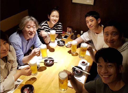 The Japan award-winning vacation of Son Ye-jin and Jung Hae In has been spotted.On the 30th, an official of the production of Bobs is attracting attention by posting a group photo of Pretty Sister team celebrating the success of the drama in Japan Sapporo on his SNS.In the public photos, there are also two actors, director Ahn Pan-seok, and Abov, who appeared in the drama as Son Ye-jins brother.Son Ye-jin and Jung Hae In are enjoying a reward vacation in front of a beer in a comfortable T-shirt like Pretty Sister and Bob Eating Brother in the play.According to fans who met locally, the two actors responded with generous fan service, such as responding to numerous photo requests.On the other hand, JTBC s pretty sister who buys rice well actors and crew members who starred in Son Ye-jin Jung Hae In departed from Incheon International Airport on the 29th with a reward vacation to Japan Sapporo.