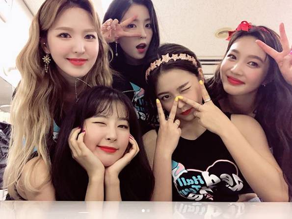 Girl group Red Velvet has released a group shot that boasts perfect Beautiful looks.On the afternoon of the 30th, Red Velvet official SNS posted two photos with the article Hiroshima! It was fun! I hope you will have a pleasant memory too!The Red Velvet members (Wendy, Irene, Sledge, Joy, and Yerry) in the public photos are drawing V characters with their fingers, winking, etc., especially the Beautiful looks, who cannot cover the superiority, robs their eyes.On the other hand, Red Velvet will release its first mini album # Cookie Ja in Japan on July 4th.