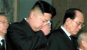김정은 북한 국무위원장이 2011년 12월 23일 금수산기념궁전에 안치된 아버지 김정일 국방위원장 시신을 참배하면서 눈물을 닦고 있다. /조선중앙TV